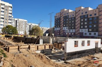 Продолжается строительство многофункционального здания по ул. Кабяка в г. Гродно.